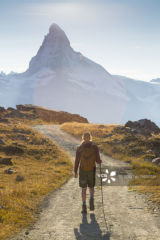 一位女性徒步旅行者走在著名的马特洪峰前图片素材