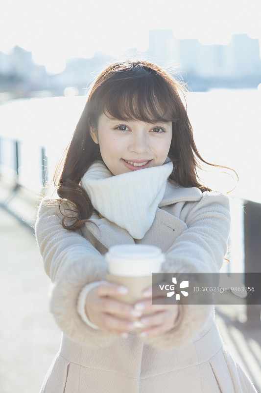 有魅力的年轻日本女人在外面喝咖啡图片素材
