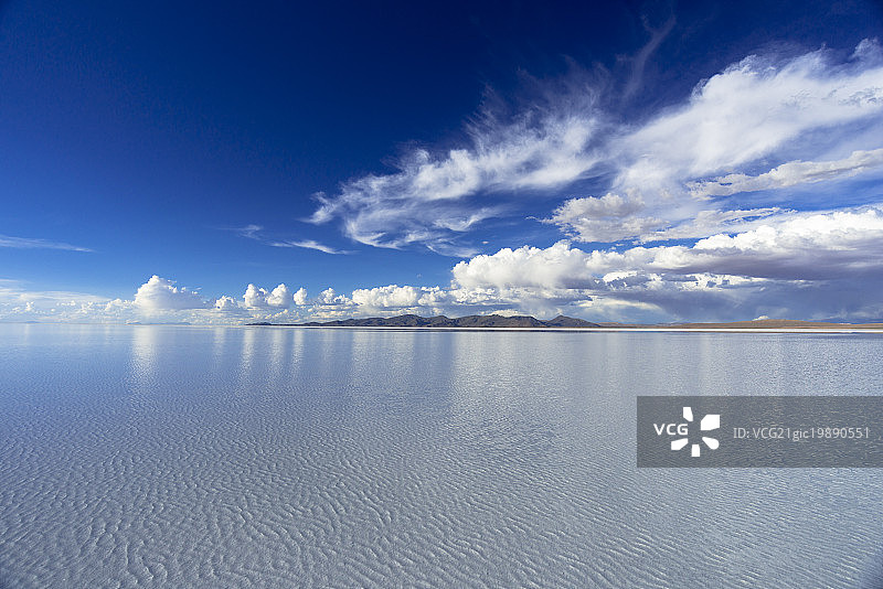 镜湖乌尤尼盐湖，玻利维亚，南美洲图片素材