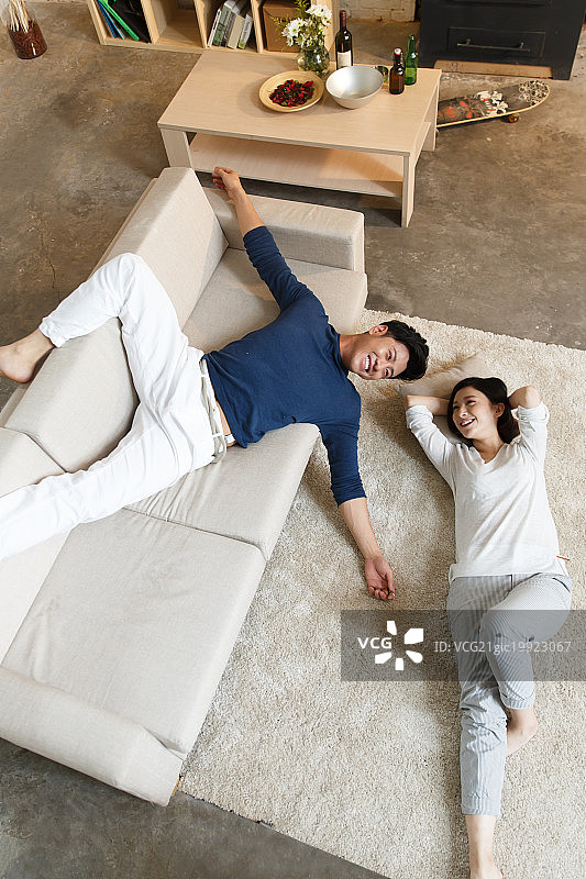青年夫妇躺在地板上图片素材
