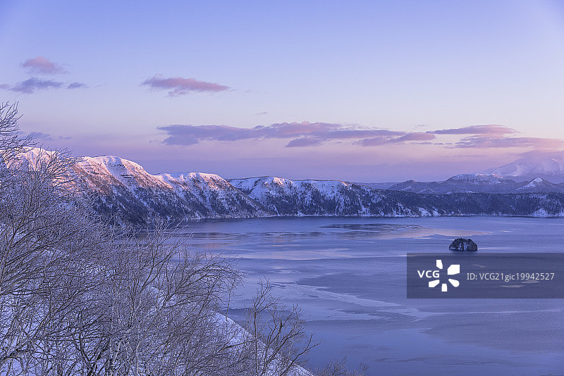 日本北海道赤菅国家公园赤菅湖上盛开的霜花图片素材