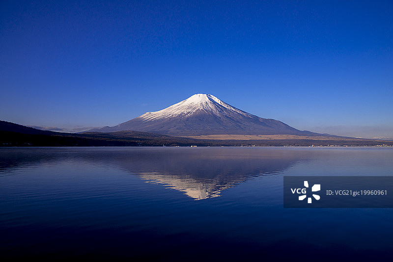 日本山梨县山中村村山中湖和富士山背光图片素材