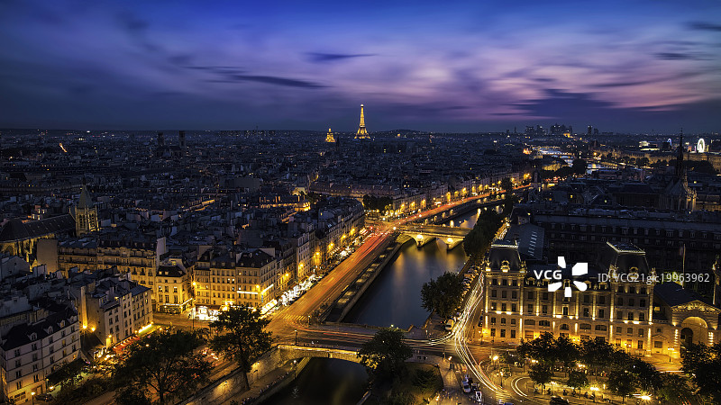 横穿巴黎的塞纳河图片素材