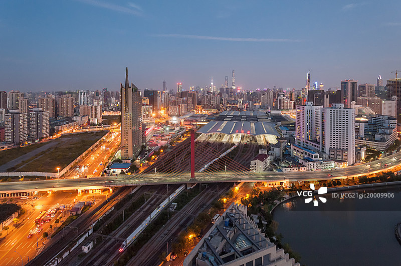 上海火车站夜景图片素材