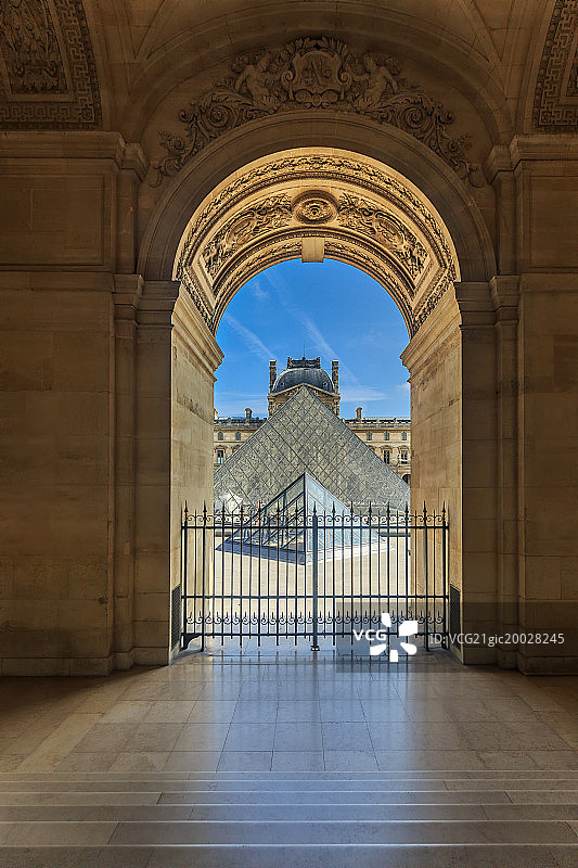 法国卢浮宫日景图片素材