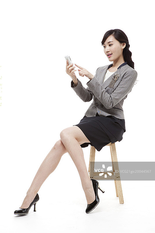 女商人坐在椅子上指着手机屏幕图片素材