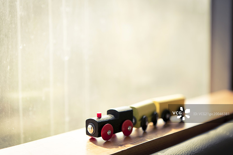 火车玩具在窗户旁边图片素材