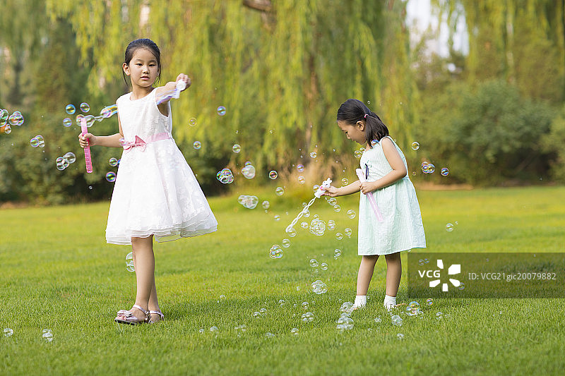 可爱的小女孩们一起玩泡泡图片素材