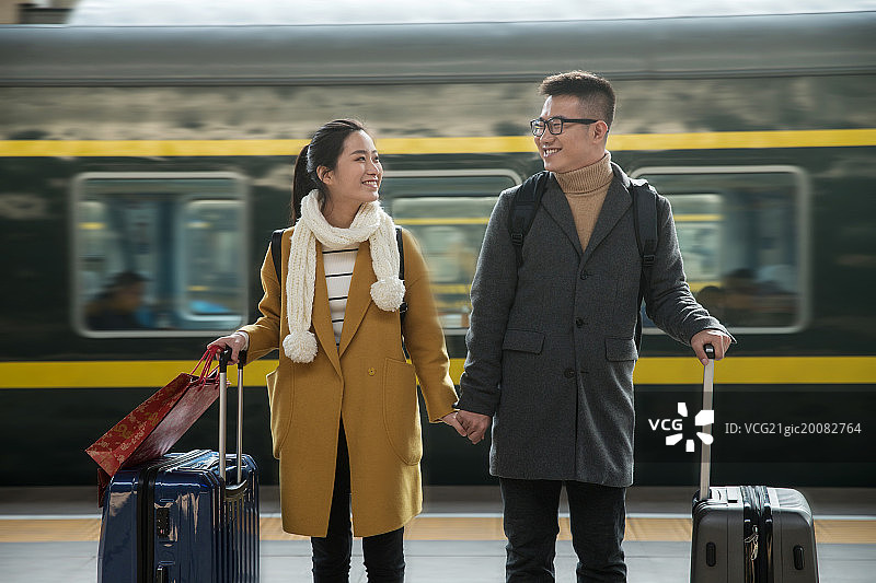青年情侣在火车站图片素材