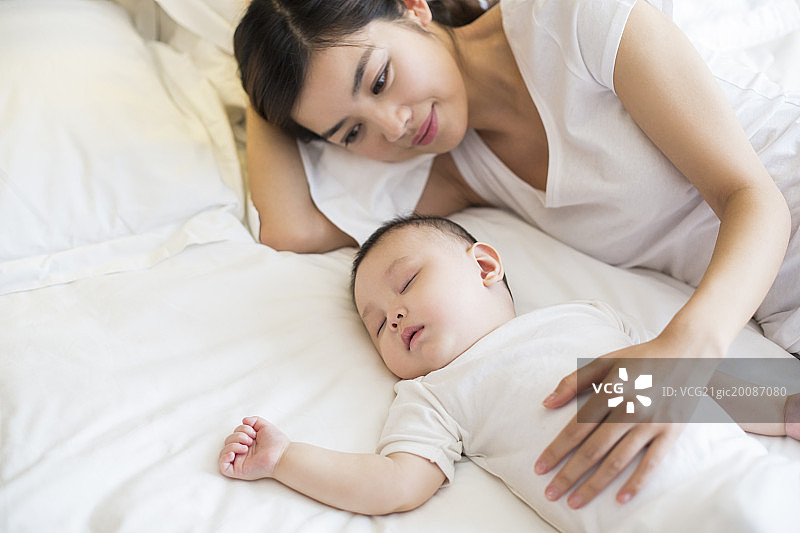 年轻妈妈和熟睡的宝宝图片素材