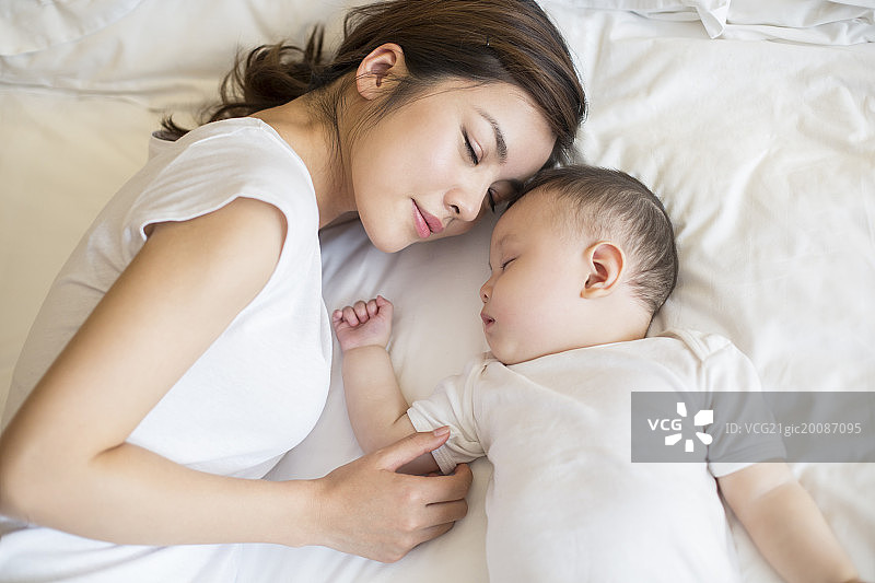 熟睡的妈妈和宝宝图片素材