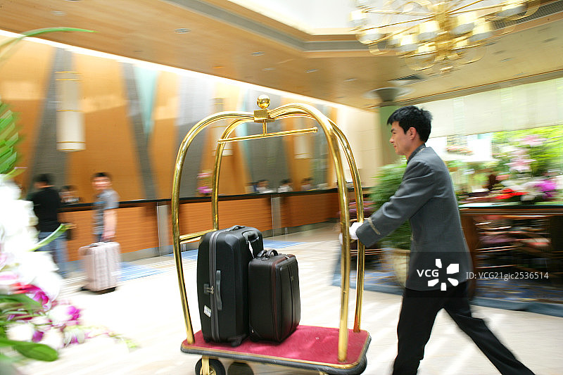 推行李车的酒店服务生图片素材