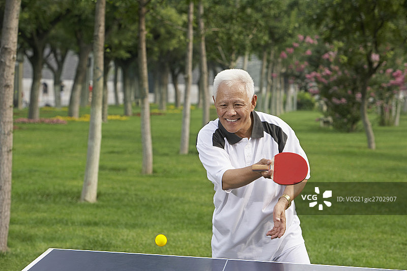 老年人打乒乓球图片素材
