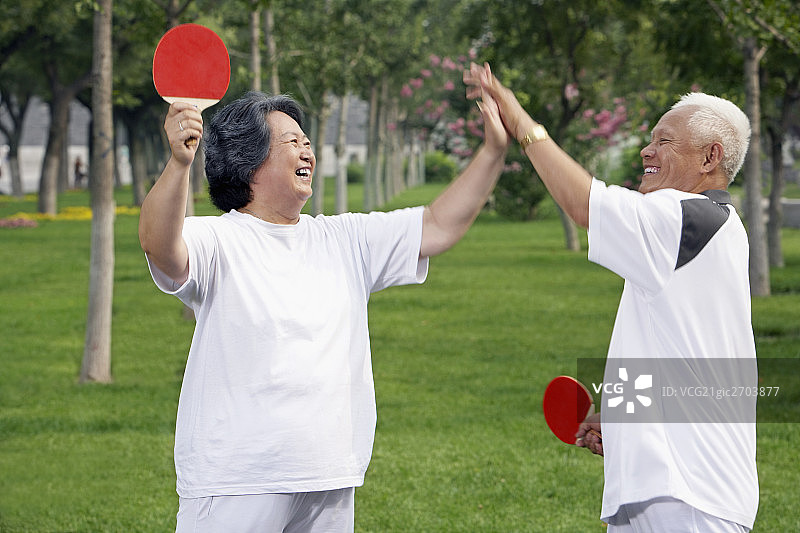 老年夫妇打乒乓球图片素材