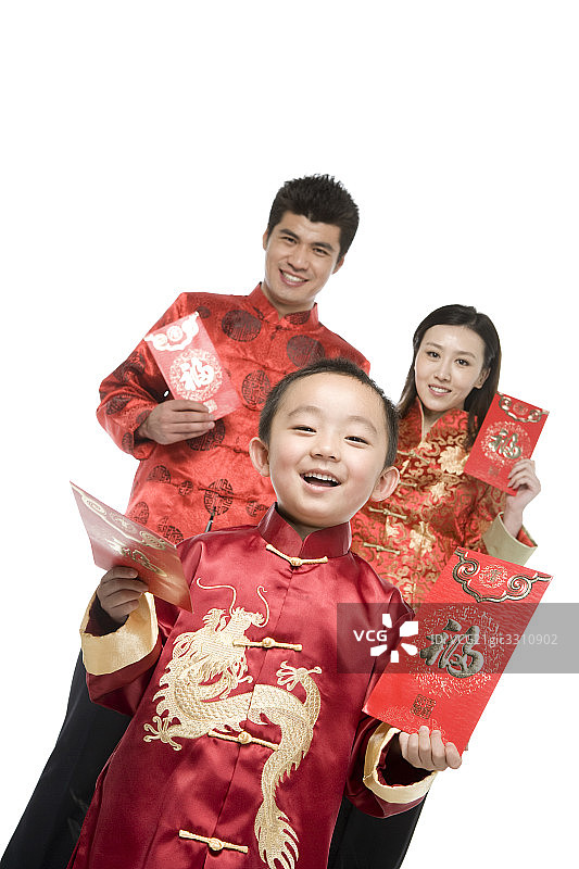拿红包的传统家庭合影图片素材