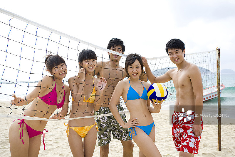 年轻人站在沙滩上图片素材