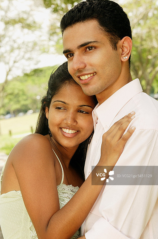 一对夫妇的肖像，女人靠在男人的胸口图片素材