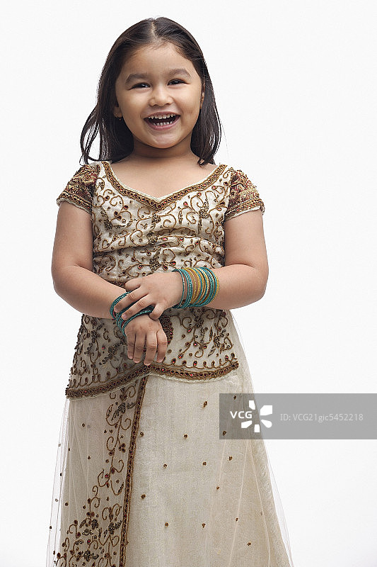 穿着传统印度服装的年轻女孩图片素材