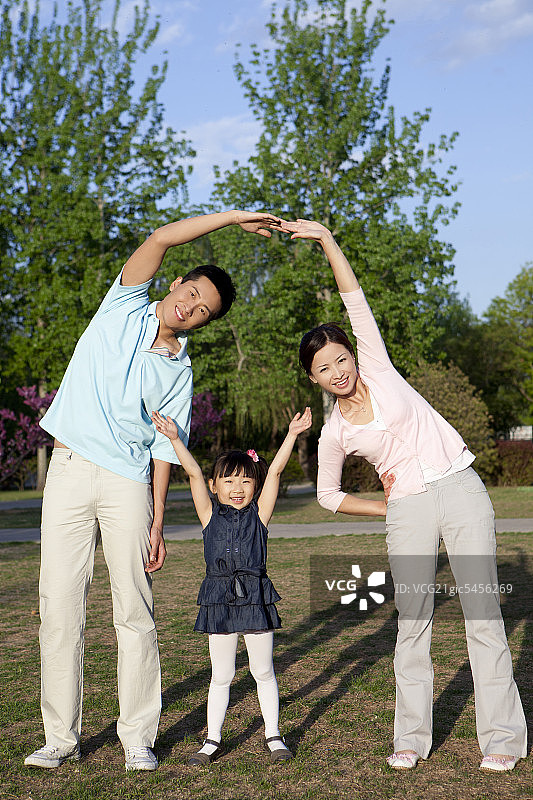 快乐家庭在公园做有氧运动图片素材