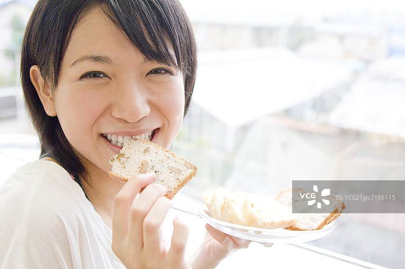 吃面包的年轻女子图片素材