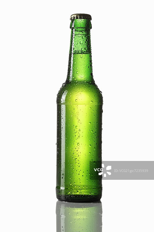 一瓶绿色的啤酒，上面有几滴水图片素材