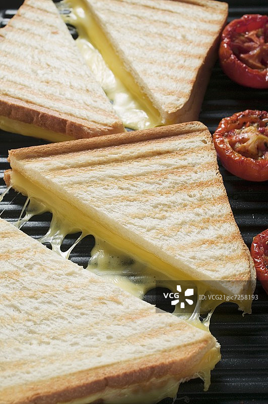 烤芝士三明治和番茄(特写)图片素材