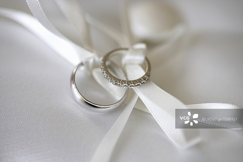 带丝带的结婚戒指图片素材