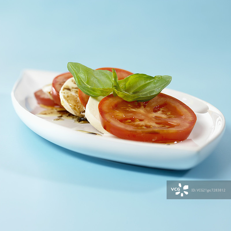 马苏里拉奶酪，西红柿和罗勒图片素材