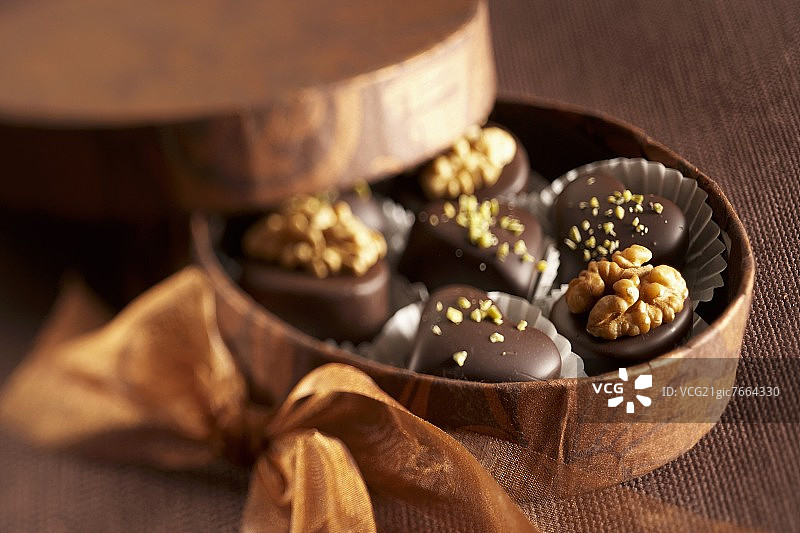 杏仁软糖巧克力礼盒图片素材