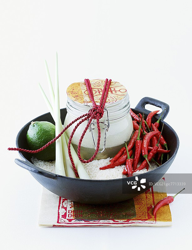 泰国椰子汤与配料作为礼物赠送图片素材