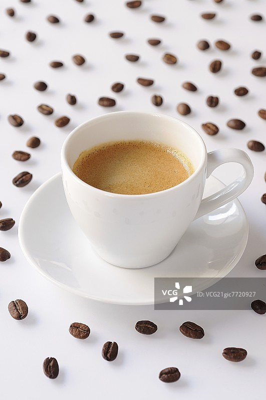 一杯浓缩咖啡和咖啡豆图片素材