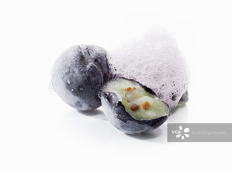 分子烹饪:冷冻蓝莓加泡沫图片素材