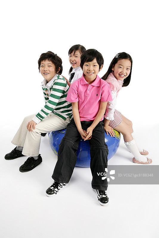 儿童(12-13岁)坐在充气球上，微笑，肖像图片素材