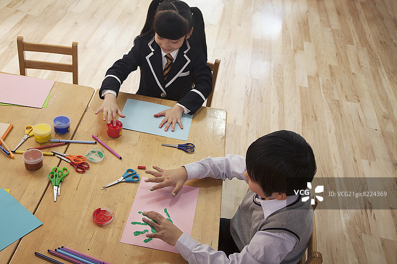 北京美术课上，小学生手指画图片素材