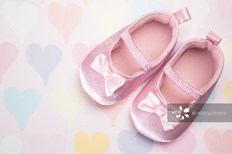 婴儿粉红色的靴子上的心形图案墙纸背景图片素材