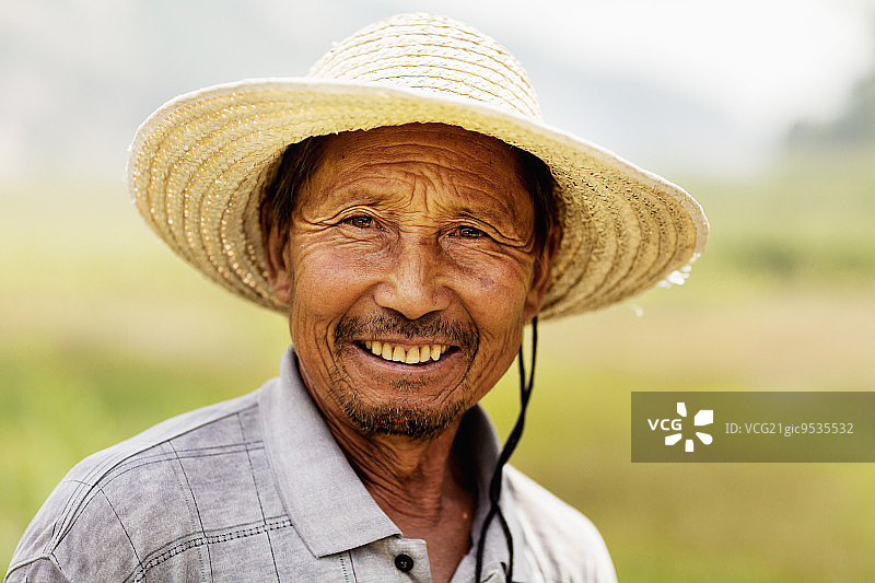 微笑的农民肖像，中国农村，山西省图片素材