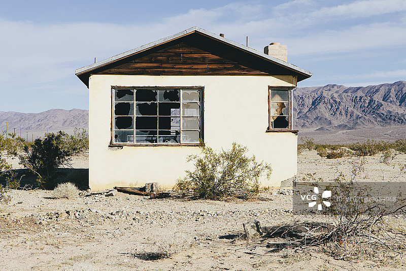 莫哈韦沙漠景观中的一座废弃的小建筑。图片素材