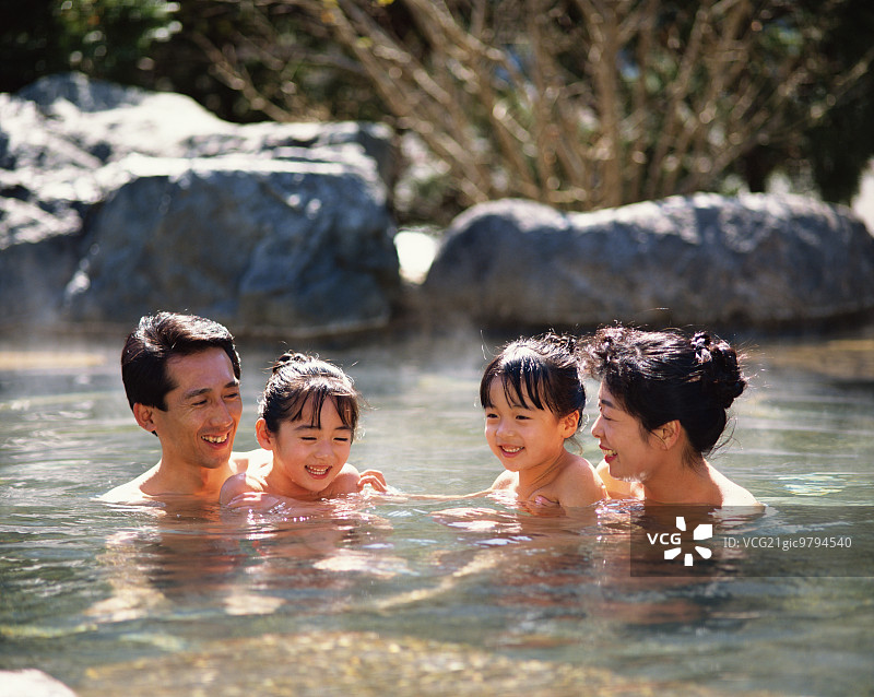 一个日本家庭在享受温泉图片素材