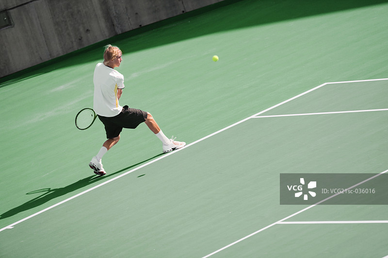 网球运动员用反手回击图片素材
