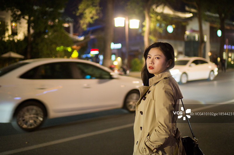 年轻的亚洲女人走在城市的街道上图片素材