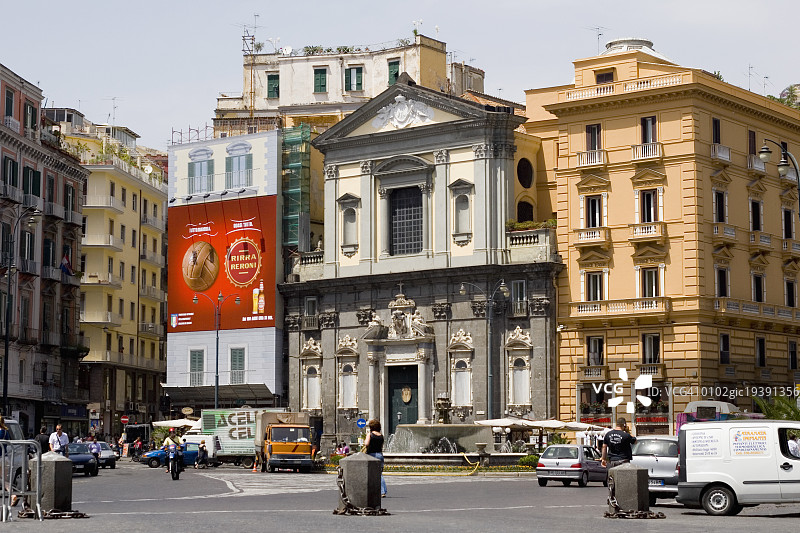 意大利坎帕尼亚那不勒斯省那不勒斯的里雅斯特广场上的建筑图片素材