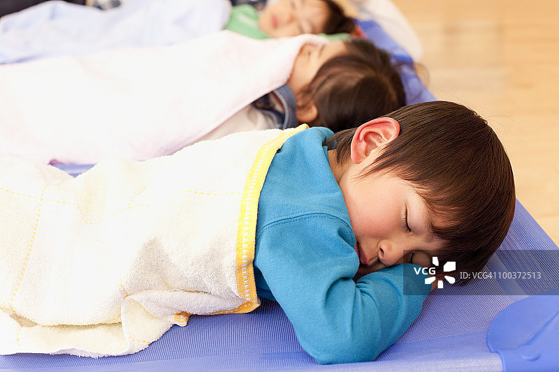 睡在日托中心的孩子图片素材