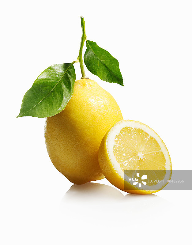 柠檬与叶子在白色的背景图片素材