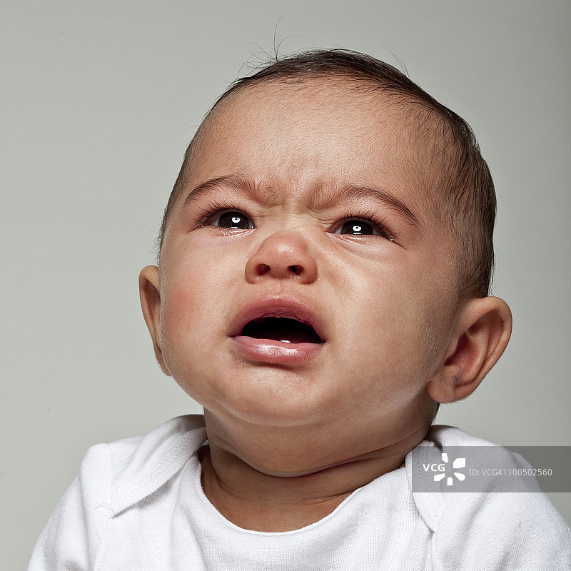 女婴(6-9个月)在哭，特写图片素材