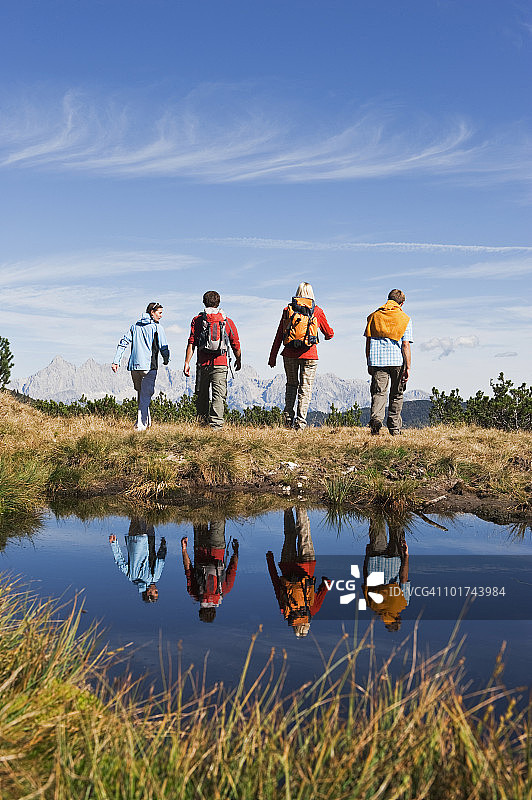 奥地利，萨尔茨堡，四个徒步旅行者在风景，后视图图片素材