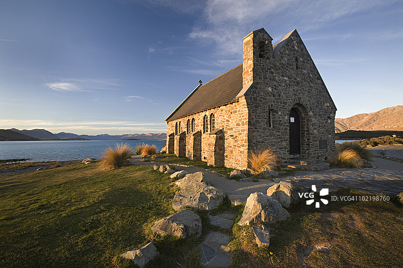 古老的教堂坐落在一个平静的湖附近图片素材
