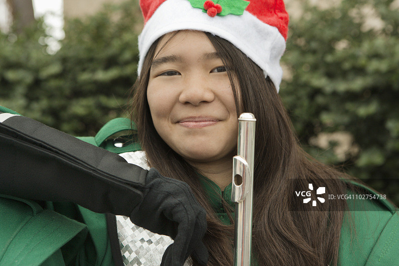 仪仗乐队的长笛手戴着圣诞老人的帽子图片素材