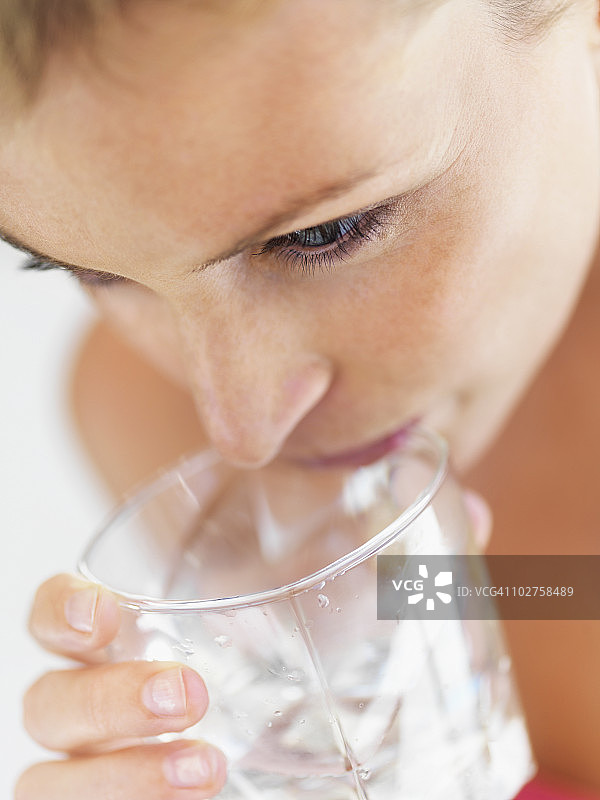 喝水的女人图片素材