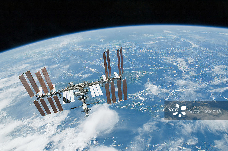 2010年2月19日——国际空间站的背景是地球的地平线和黑暗的太空。图片素材