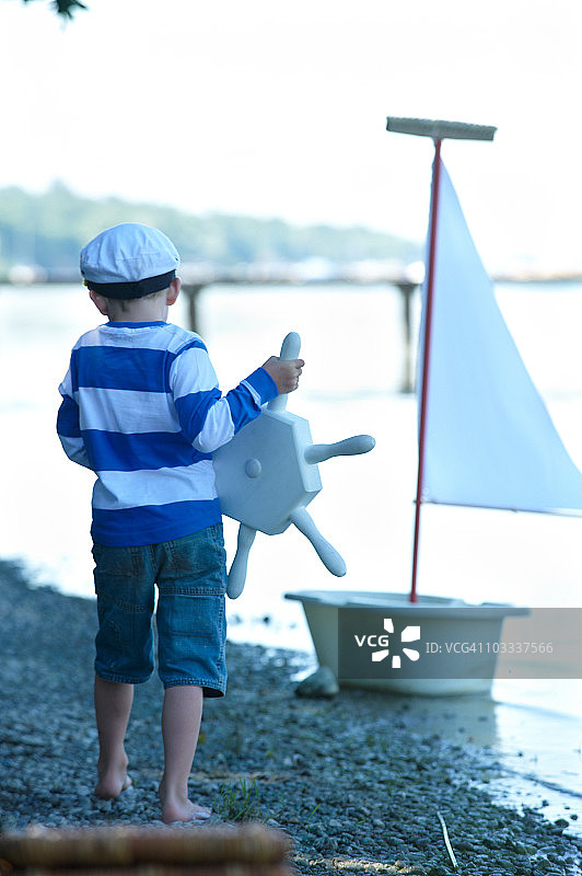 一个男孩和他的帆船图片素材